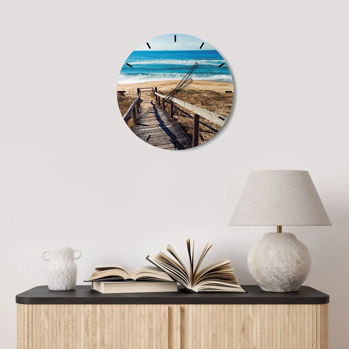 Wanduhr - Glasuhr - Ein Holzsteg führt zu einem Sandstrand am blauen Ozean - 30x30cm - Lauf! - Moderne Wanddekoration für Wohnzimmer, Küche und Schlafzimmer ARTTOR