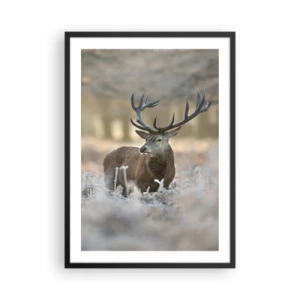 Poster in einem schwarzem Rahmen - Ein stattlicher Hirsch in einer winterlichen Waldkulisse - 50x70cm - Ein flotter Morgen - Moderne Wanddekoration für Wohnzimmer und Schlafzimmer ARTTOR