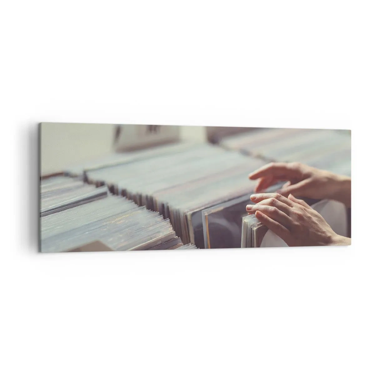 Bild auf Leinwand - Leinwandbild - Hände blättern durch eine Vinylsammlung - 140x50cm - Auf der Suche nach Emotionen - Moderne Wanddekoration für Wohnzimmer und Schlafzimmer ARTTOR