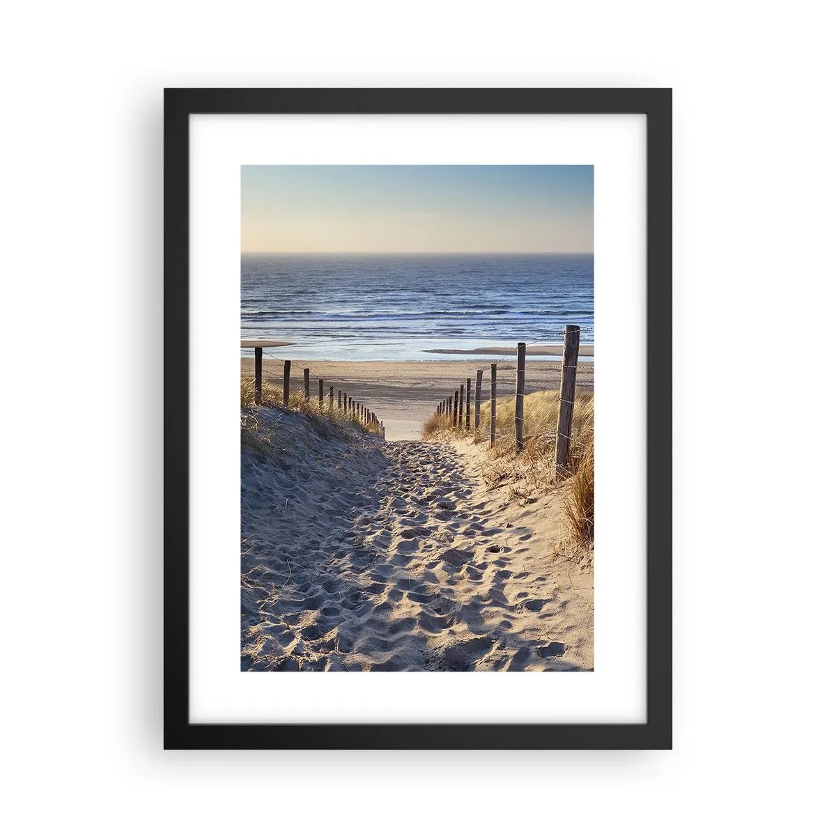 Poster in einem schwarzem Rahmen - Das Rauschen des Meeres, der Gesang der Vögel, ein wilder Strand im Gras ... - 30x40 cm