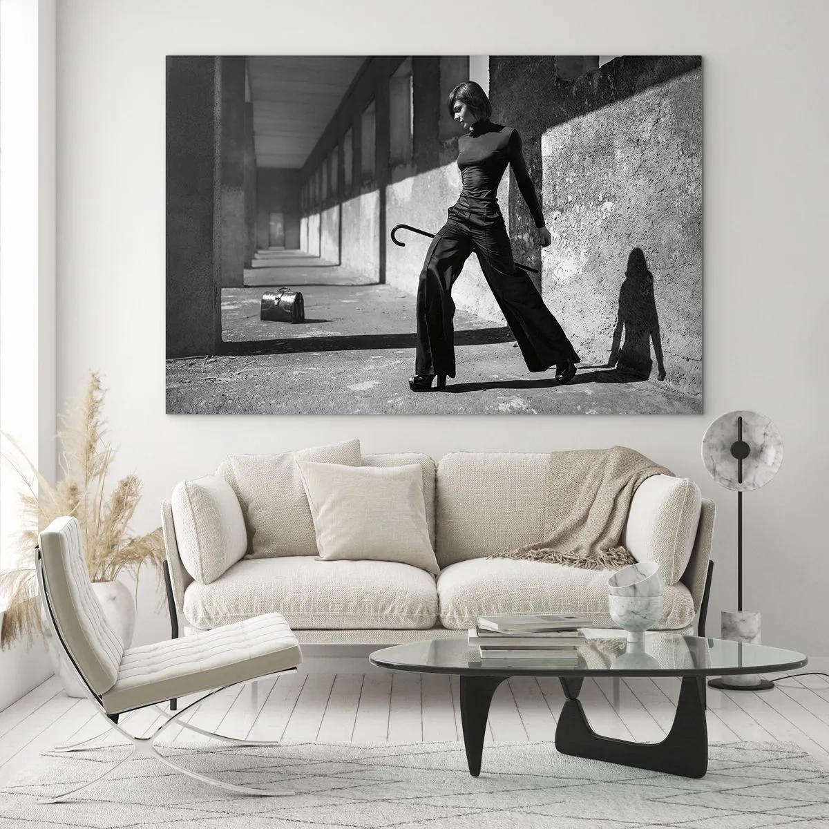 Glasbild - Bild auf glas - Schwarz-Weiß-Fotografie einer Frau in elegantem Outfit in urbaner Umgebung. - 100x70cm - Urbane Eleganz - Moderne Wanddekoration für Wohnzimmer und Schlafzimmer ARTTOR