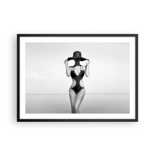 Poster in einem schwarzem Rahmen - Schwarz-weiße Silhouette einer Frau mit Hut vor dem Meereshintergrund - 70x50cm - Mein Name ist: Eleganz - Moderne Wanddekoration für Wohnzimmer und Schlafzimmer ARTTOR