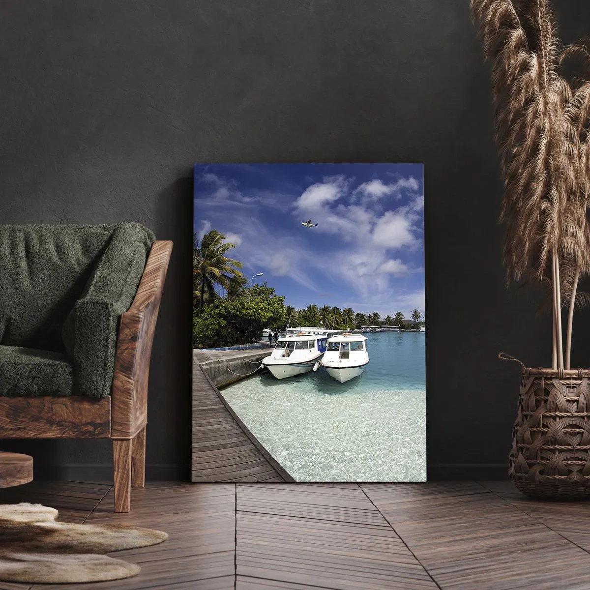 Bild auf Leinwand - Leinwandbild - Ein Steg über einem türkisfarbenen Meer mit Booten und Palmen - 70x100cm - Doch das Paradies gibt es - Moderne Wanddekoration für Wohnzimmer und Schlafzimmer ARTTOR