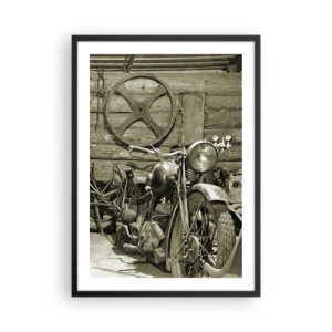 Poster in einem schwarzem Rahmen - Ein altes Motorrad in einem Holzschuppen mit einem Rad im Hintergrund - 50x70cm - Im Schuppen von Onkel Władek - Moderne Wanddekoration für Wohnzimmer und Schlafzimmer ARTTOR