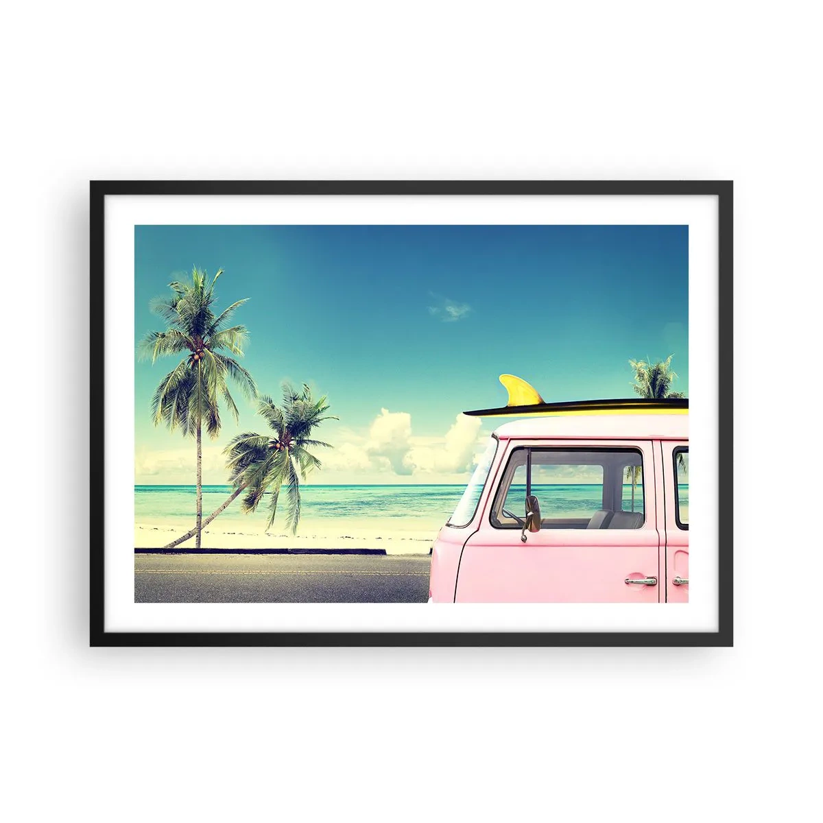 Poster in einem schwarzem Rahmen - Ein rosafarbener Van mit einem Surfbrett vor einem tropischen Strand. - 70x50cm - Zeit um in die Ferien zu starten - Moderne Wanddekoration für Wohnzimmer und Schlafzimmer ARTTOR