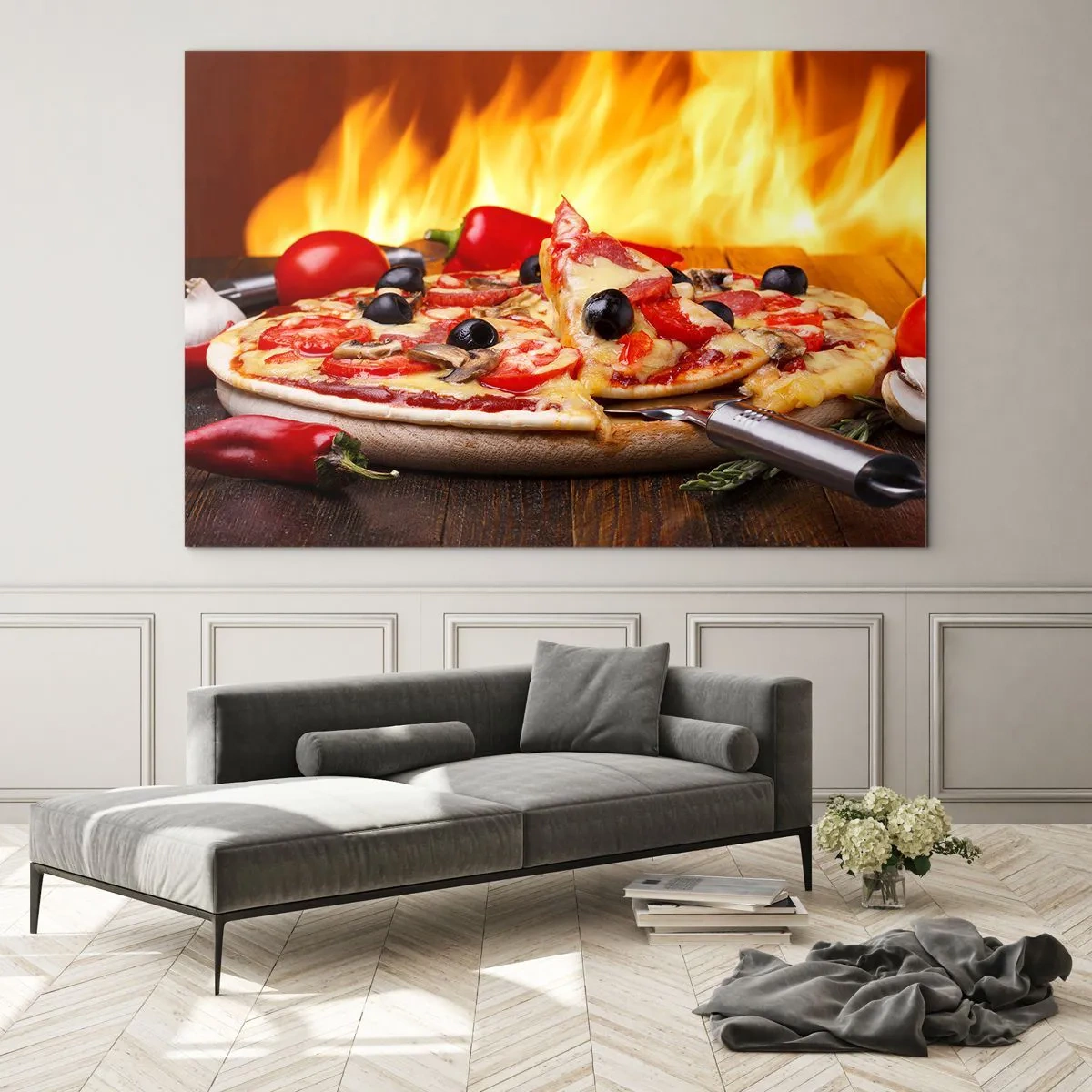 Glasbild - Bild auf glas - Pizza mit Oliven vor dem Hintergrund der Feuerflammen - 120x80cm - Aus Italien mit Liebe - Moderne Wanddekoration für Wohnzimmer und Schlafzimmer ARTTOR