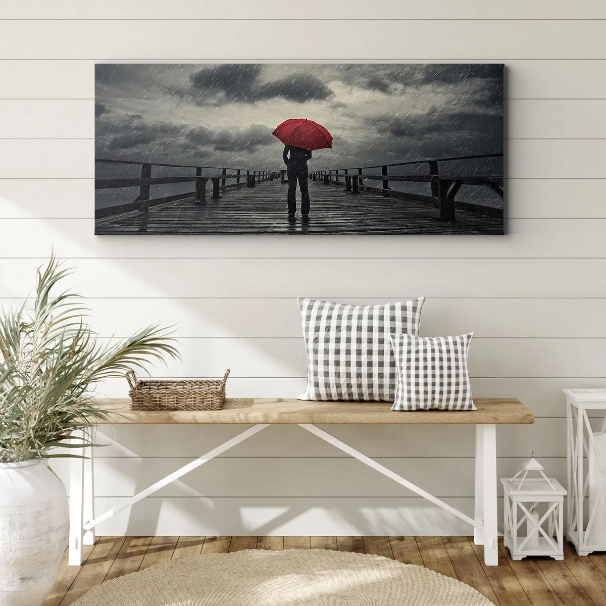 Bild auf Leinwand - Leinwandbild - Eine Person mit einem roten Regenschirm auf einem verregneten Pier - 120x50cm - Es ist egal, dass es regnet - Moderne Wanddekoration für Wohnzimmer und Schlafzimmer ARTTOR