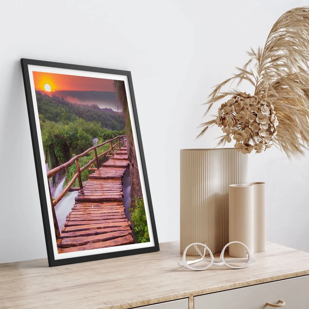 Poster in einem schwarzem Rahmen - Eine Holzbrücke im Grünen und die untergehende Sonne - 50x70cm - Schönheit jenseits des Glaubens - Moderne Wanddekoration für Wohnzimmer und Schlafzimmer ARTTOR