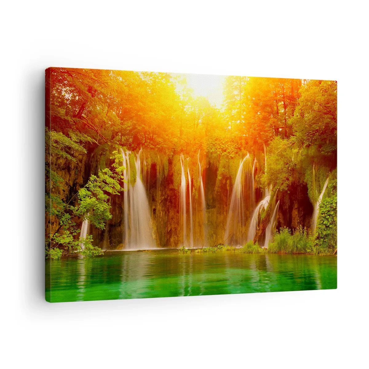 Bild auf Leinwand - Leinwandbild - Wasserfälle umgeben von Grün im Schein der untergehenden Sonne - 70x50cm - In der Sonne und im Schatten - Moderne Wanddekoration für Wohnzimmer und Schlafzimmer ARTTOR