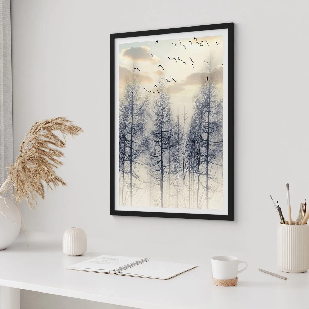 Poster in einem schwarzem Rahmen - Ein nebliger Wald mit hohen Bäumen und fliegenden Vögeln am Morgen - 50x70cm - Waldgeister - Moderne Wanddekoration für Wohnzimmer und Schlafzimmer ARTTOR