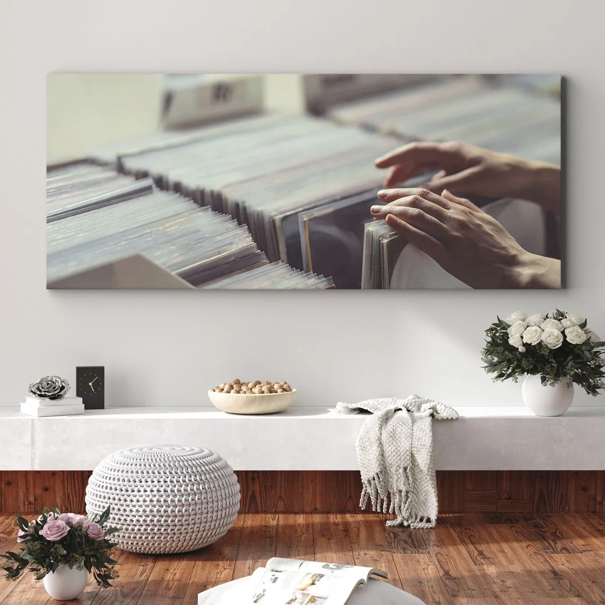 Bild auf Leinwand - Leinwandbild - Hände blättern durch eine Vinylsammlung - 160x50cm - Auf der Suche nach Emotionen - Moderne Wanddekoration für Wohnzimmer und Schlafzimmer ARTTOR
