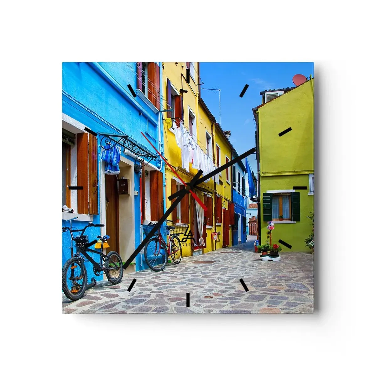 Wanduhr - Glasuhr - Eine farbenfrohe Straße mit Fahrrädern zwischen pastellfarbenen Gebäuden - 30x30cm - Pastell, süße Gasse - Moderne Wanddekoration für Wohnzimmer und Schlafzimmer ARTTOR