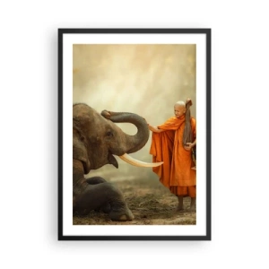 Poster in einem schwarzem Rahmen - Ein Mönch in einer orangefarbenen Robe mit einem Elefanten im Hintergrund - 50x70cm - Treffen unterwegs - Moderne Wanddekoration für Wohnzimmer und Schlafzimmer ARTTOR