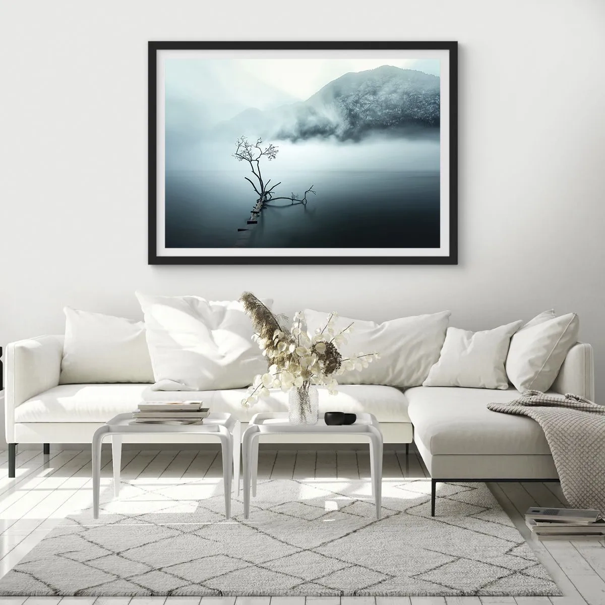 Poster in einem schwarzem Rahmen - Ein einsamer Baum im Wasser, umgeben von Nebel und Bergen - 70x50cm - Aus Wasser und Nebel - Moderne Wanddekoration für Wohnzimmer und Schlafzimmer ARTTOR