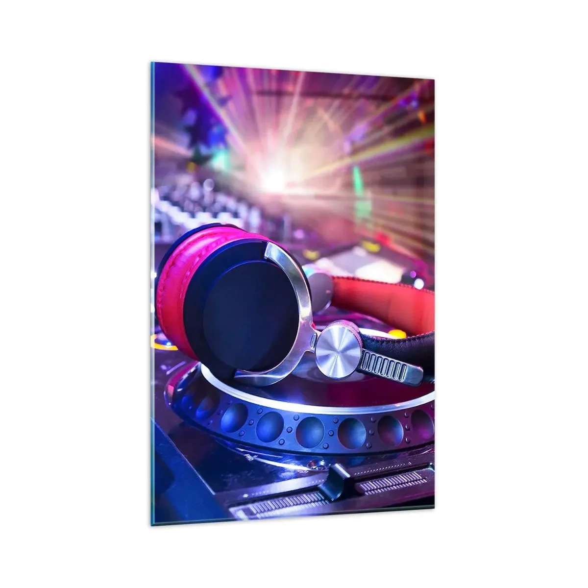 Glasbild - Bild auf glas - DJ-Kopfhörer auf einer Konsole, die von Scheinwerfern auf einer Party beleuchtet wird - 80x120cm - Es wird, es wird passieren - Moderne Wanddekoration für Wohnzimmer und Schlafzimmer ARTTOR