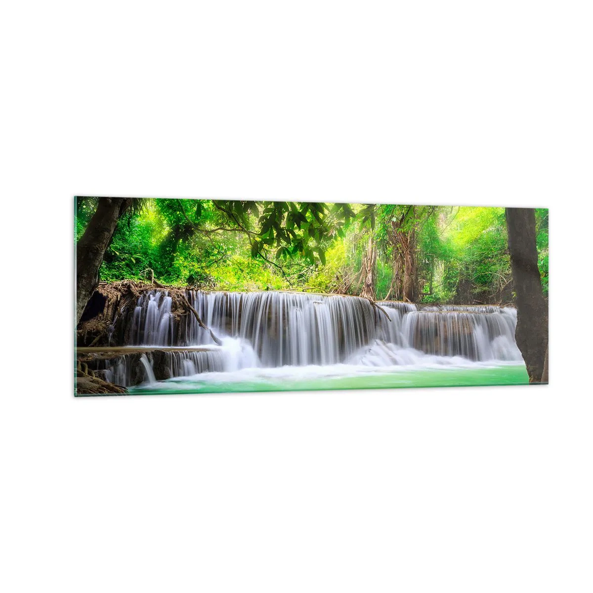 Glasbild - Bild auf glas - Ein grüner Wasserfall, umgeben von dichter tropischer Vegetation - 140x50cm - Eine Kaskade in Grün - Moderne Wanddekoration für Wohnzimmer und Schlafzimmer ARTTOR