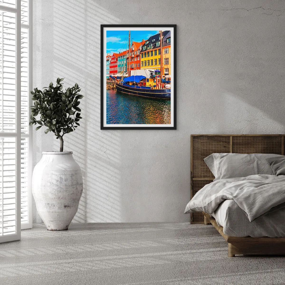 Poster in einem schwarzem Rahmen - Bunte Mietshäuser an einem Kanal mit einem Boot - 50x70cm - Fröhlicher Kai - Moderne Wanddekoration für Wohnzimmer und Schlafzimmer ARTTOR