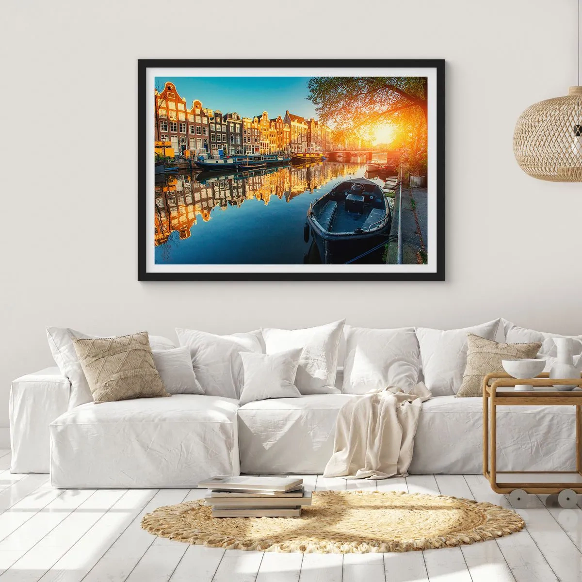 Poster in einem schwarzem Rahmen - Amsterdamer Kanal bei Sonnenuntergang - 100x70cm - Morgen in Amsterdam - Moderne Wanddekoration für Wohnzimmer und Schlafzimmer ARTTOR