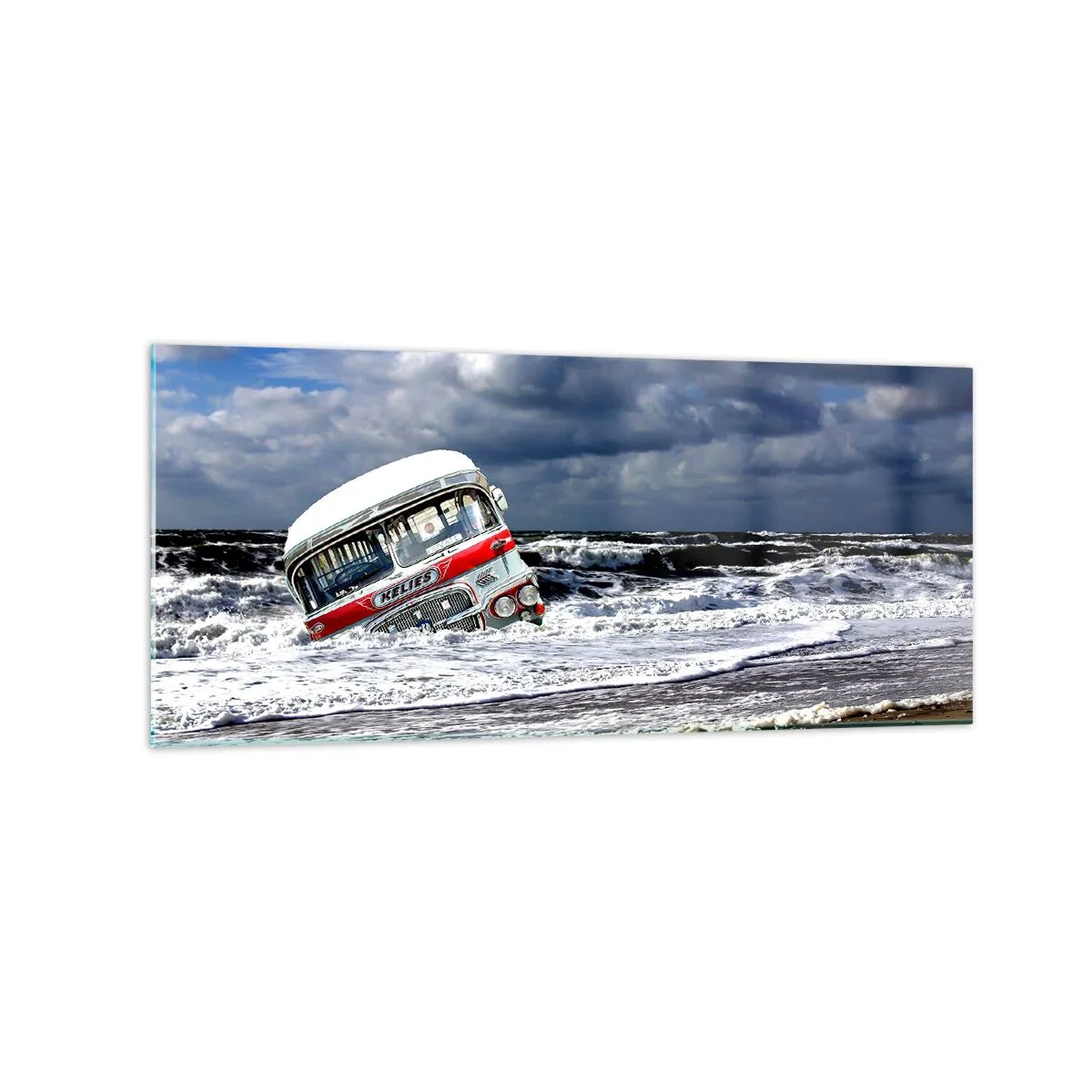 Glasbild - Bild auf glas - Ein versunkener Bus am Strand inmitten von Wellen und rauer See - 120x50cm - Und was stehst du so erstaunt? - Moderne Wanddekoration für Wohnzimmer und Schlafzimmer ARTTOR