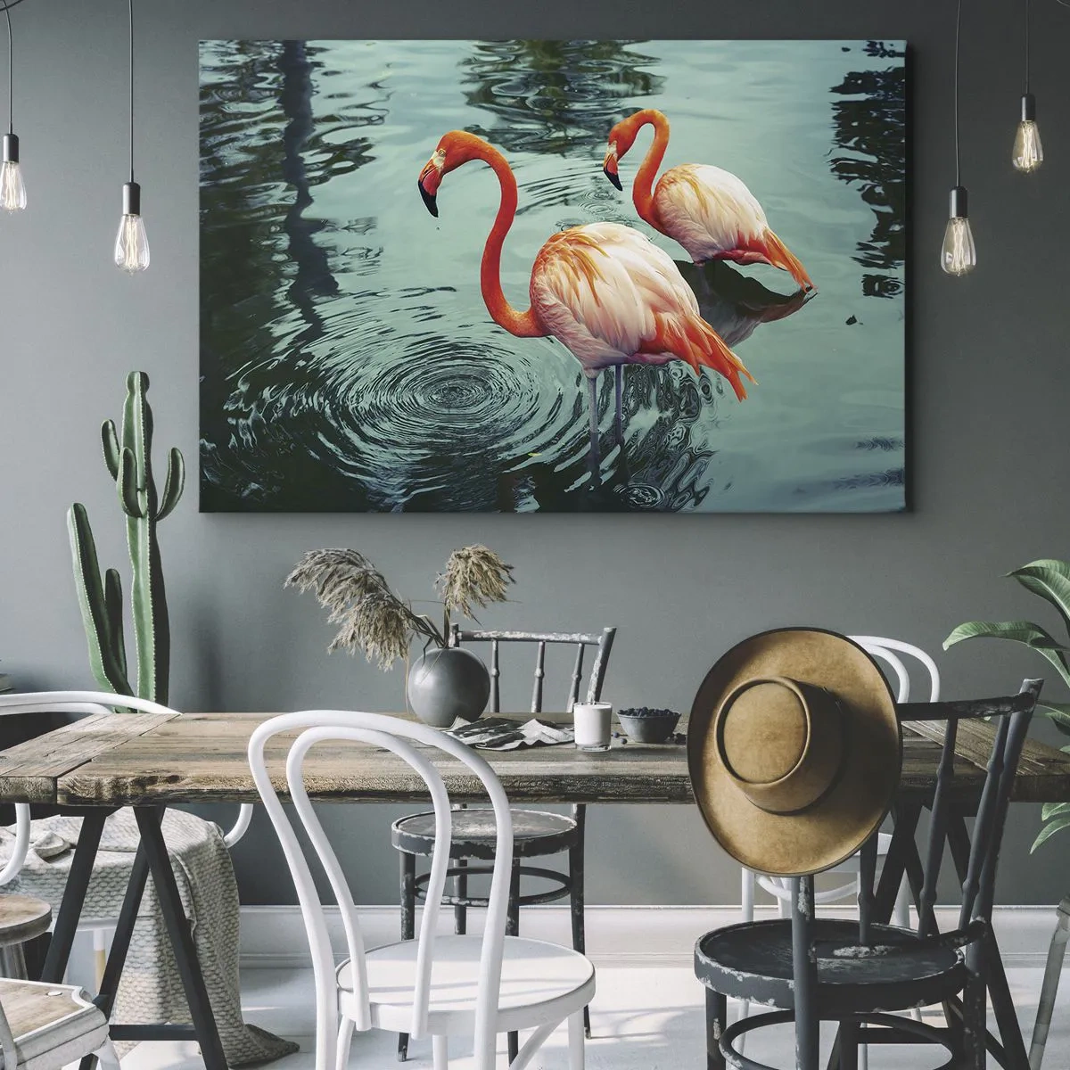 Bild auf Leinwand - Leinwandbild - Zwei Flamingos im ruhigen Wasser spiegeln ihre Umgebung wider - 70x50cm - Wir sind jetzt in Mode - Moderne Wanddekoration für Wohnzimmer und Schlafzimmer ARTTOR