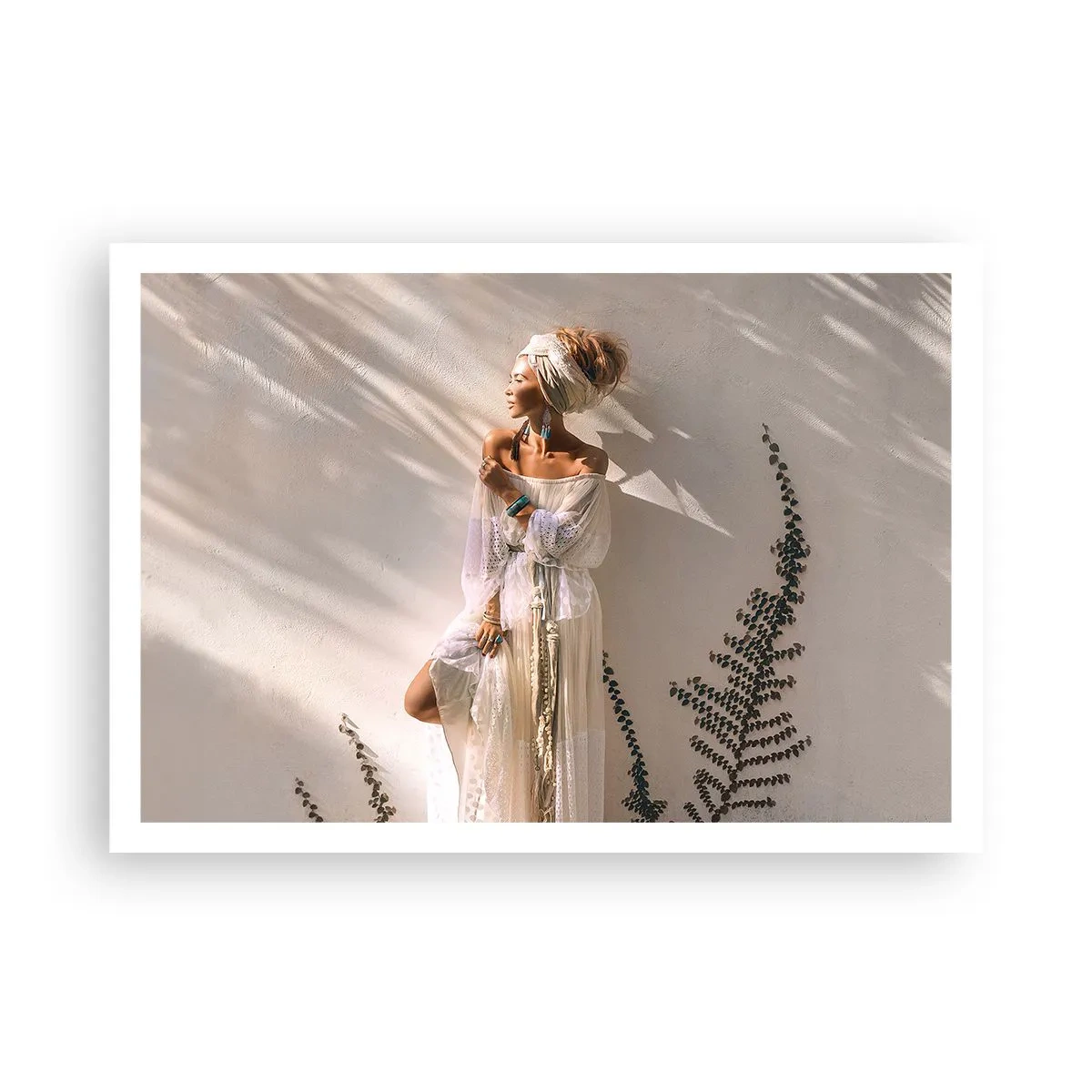 Poster - Eine Frau im Boho-Stil, beleuchtet von den Sonnenstrahlen - 100x70cm - Die Sonne und das Mädchen - Moderne Wanddekoration für Wohnzimmer und Schlafzimmer ARTTOR