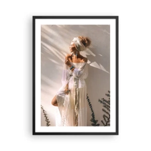 Poster in einem schwarzem Rahmen - Stilvolle Frau im Boho-Kleid vor einer hellen Wand - 50x70cm - Die Sonne und das Mädchen - Moderne Wanddekoration für Wohnzimmer und Schlafzimmer ARTTOR