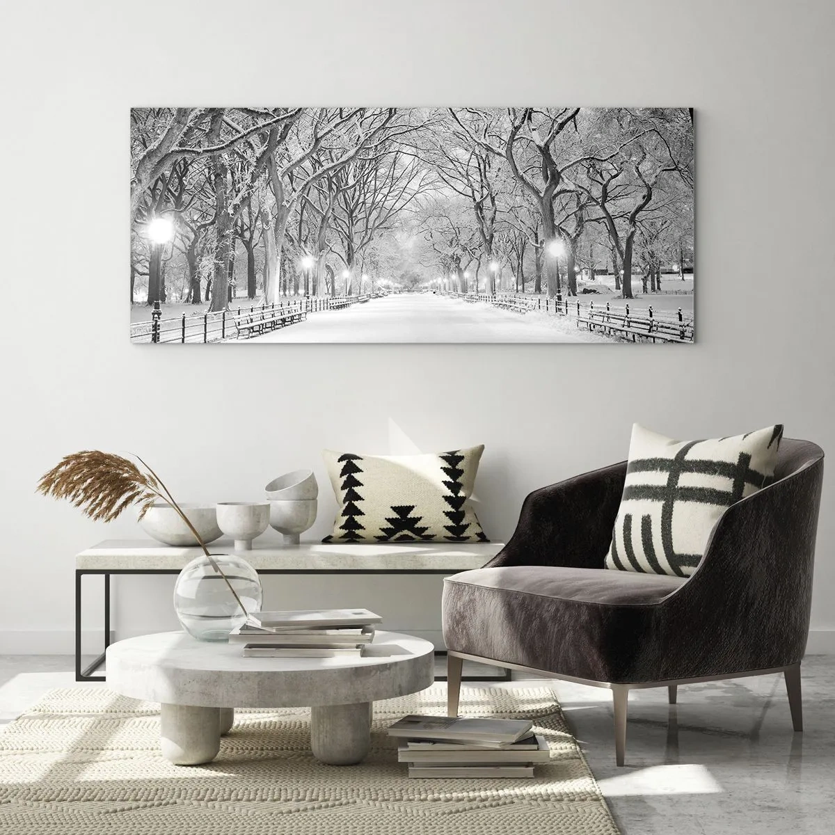 Glasbild - Bild auf glas - Eine Winterallee mit schneebedeckten Bäumen in Monochrom - 120x50cm - Vier Jahreszeiten - Winter - Moderne Wanddekoration für Wohnzimmer und Schlafzimmer ARTTOR