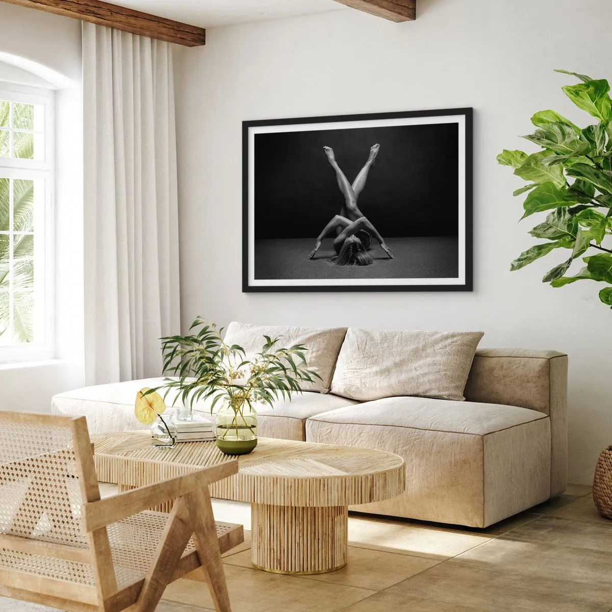 Poster in einem schwarzem Rahmen - Eine künstlerische Interpretation einer Frau in Schwarzweiß - 100x70cm - Die Geometrie der Nacktheit - Moderne Wanddekoration für Wohnzimmer und Schlafzimmer ARTTOR