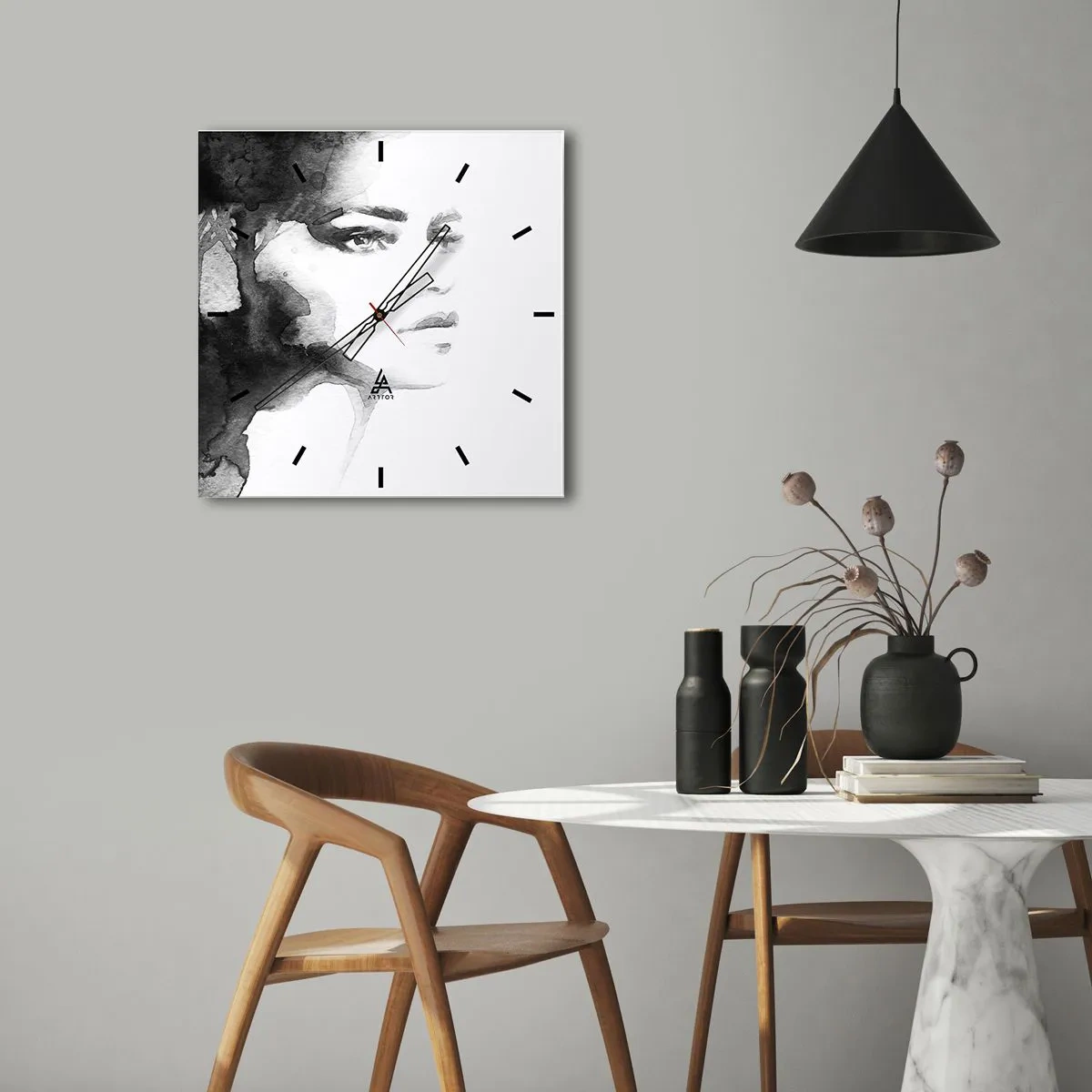 Wanduhr - Glasuhr - Ein subtiles Porträt einer Frau in Schwarz-Weiß-Tönen - 30x30cm - Aus Geheimnis und Nebel - Moderne Wanddekoration für Wohnzimmer und Schlafzimmer ARTTOR