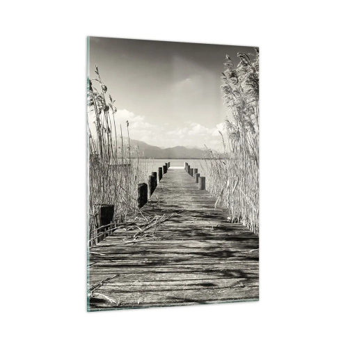 Glasbild - Bild auf glas - Eine Holzbrücke führt durch das Gras über einen ruhigen See. - 50x70cm - In der Stille des Grases - Moderne Wanddekoration für Wohnzimmer und Schlafzimmer ARTTOR