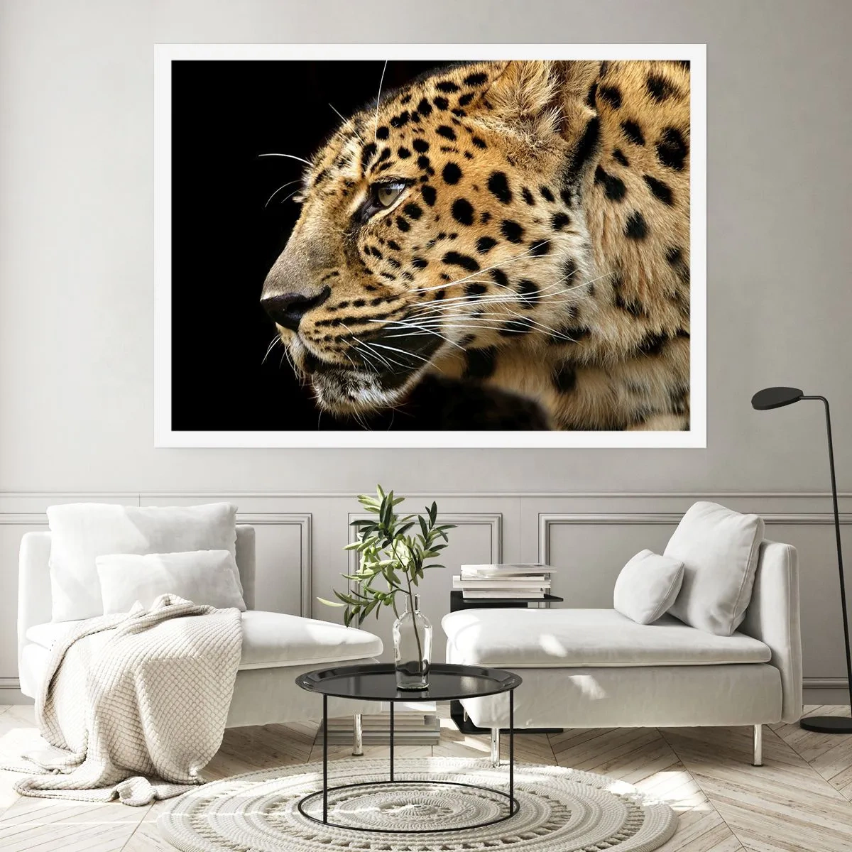 Poster - Nahaufnahme des Kopfes eines Leoparden vor schwarzem Hintergrund - 100x70cm - Ruhig, fokussiert, bereit - Moderne Wanddekoration für Wohnzimmer und Schlafzimmer ARTTOR