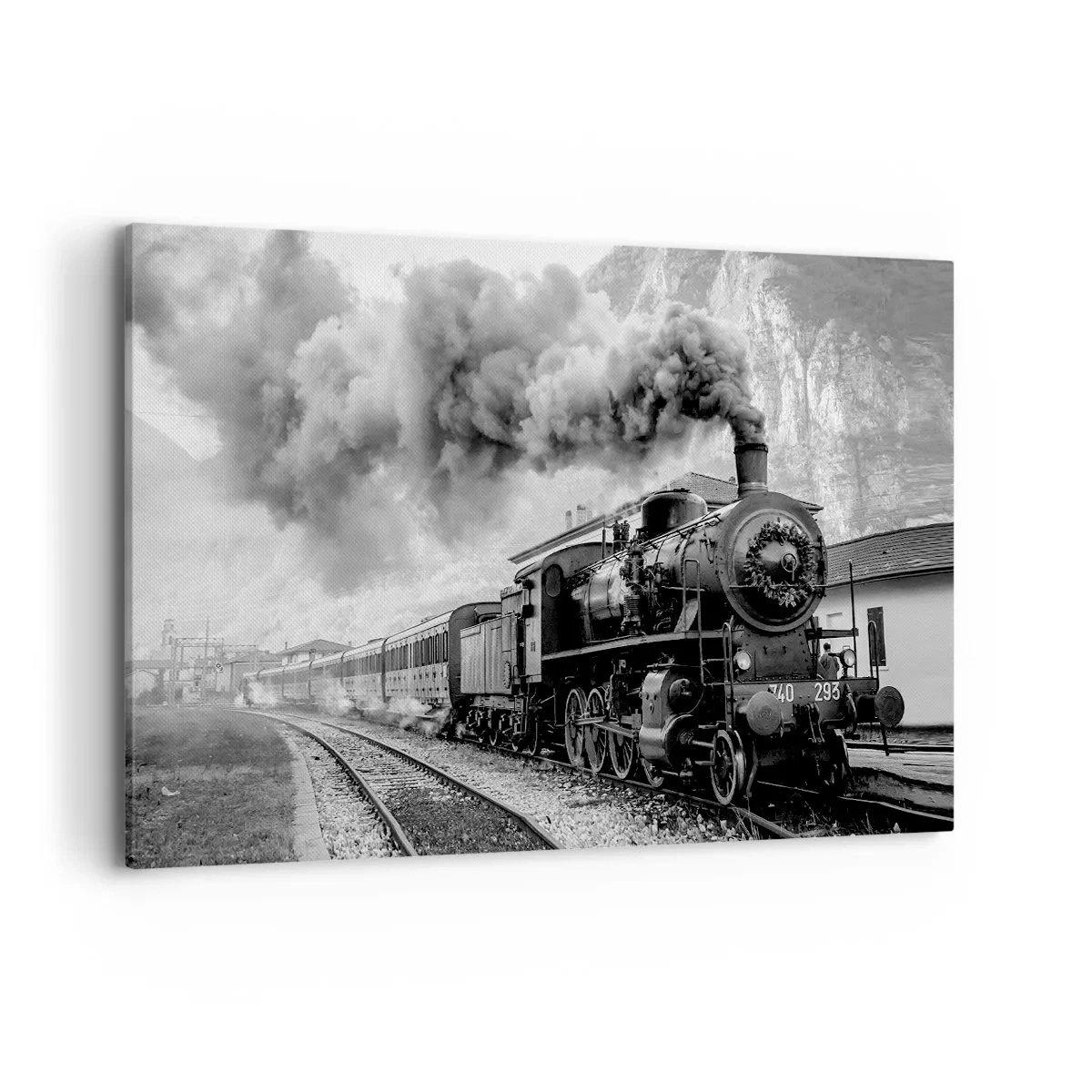 Bild auf Leinwand - Leinwandbild - Eine schwarz-weiße Dampflokomotive vor einer Berglandschaft - 120x80cm - Steht am Bahnhof ... - Moderne Wanddekoration für Wohnzimmer und Schlafzimmer ARTTOR