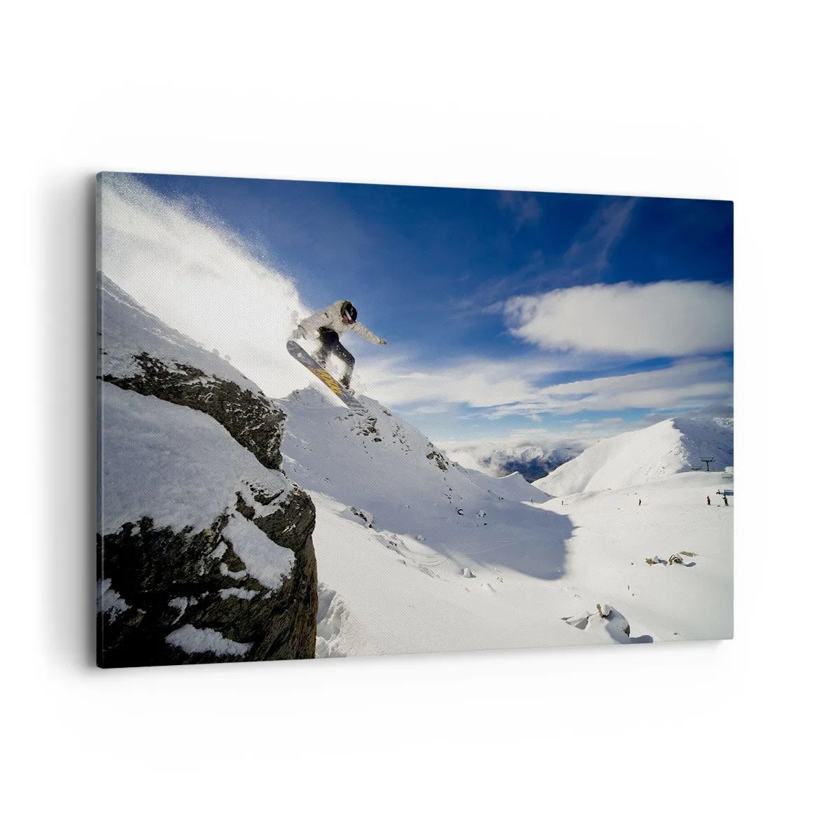 Bild auf Leinwand - Leinwandbild - Ein Snowboarder springt von einer Klippe mit schneebedeckten Bergen im Hintergrund. - 120x80cm - Freiheit ohne Grenzen - Moderne Wanddekoration für Wohnzimmer und Schlafzimmer ARTTOR