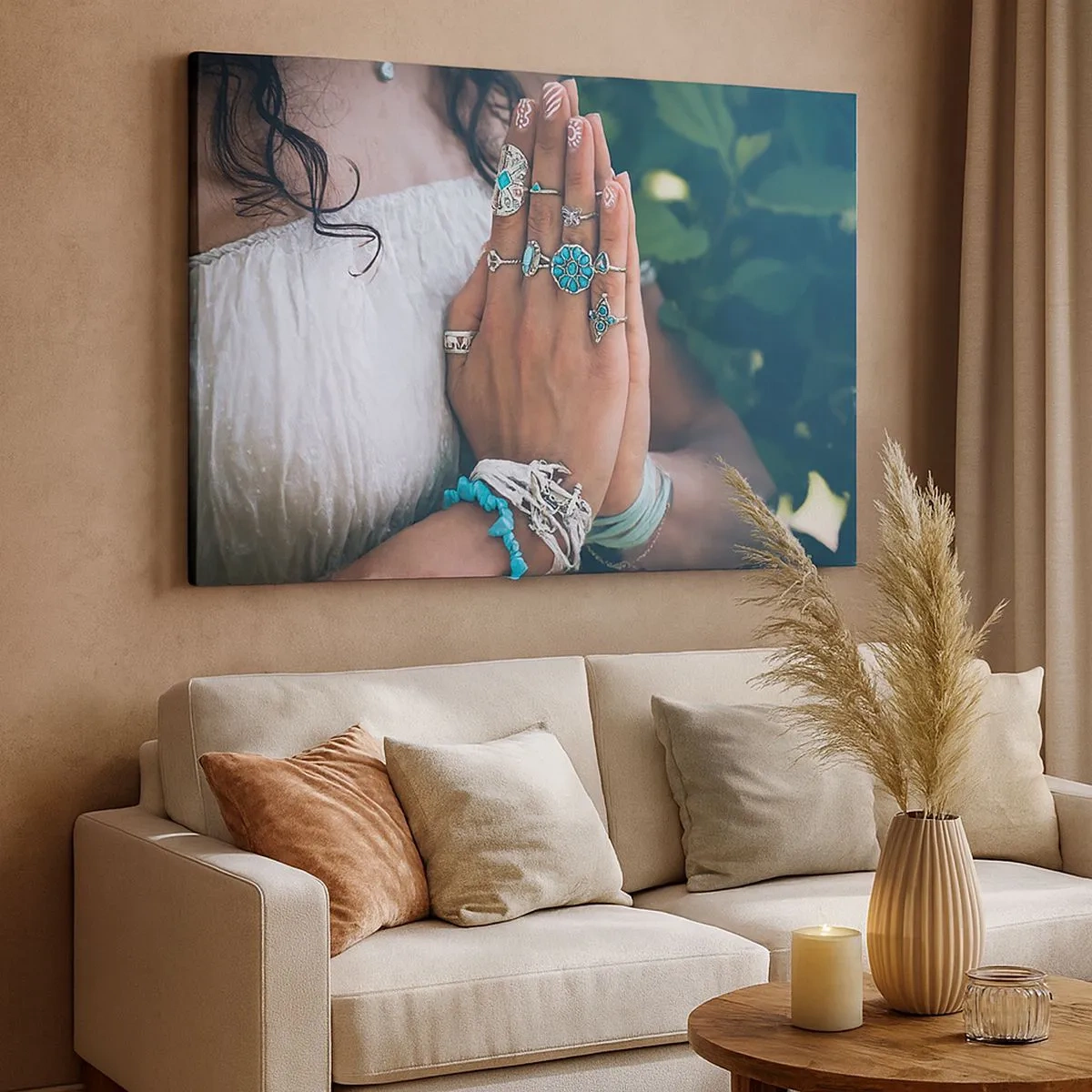 Bild auf Leinwand - Leinwandbild - Mit Boho-Schmuck verzierte Hände - 70x50cm - Willkommen im Zentrum des Seins - Moderne Wanddekoration für Wohnzimmer und Schlafzimmer ARTTOR
