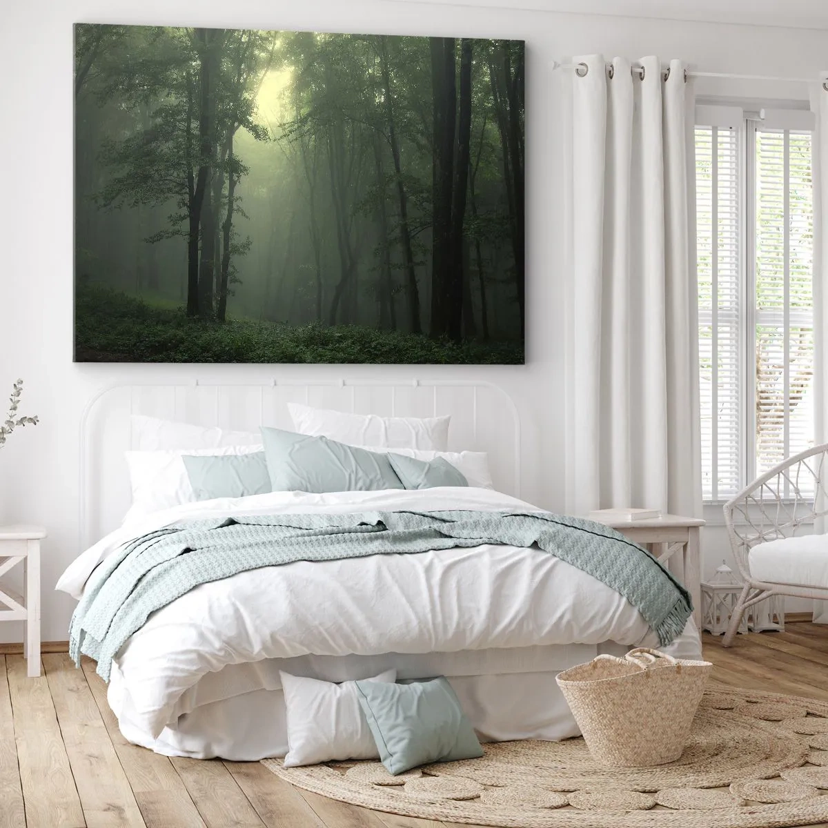 Bild auf Leinwand - Leinwandbild - Ein grüner Wald am Morgen, eingehüllt in einen zarten Nebel - 100x70cm - Bevor er aufwacht - Moderne Wanddekoration für Wohnzimmer und Schlafzimmer ARTTOR