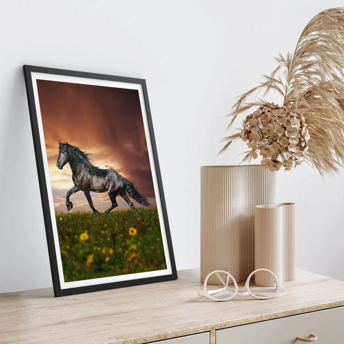 Poster in einem schwarzem Rahmen - Ein schwarzes Pferd galoppiert im Licht der untergehenden Sonne über eine Wiese. - 50x70cm - Schwarzer Prinz - Moderne Wanddekoration für Wohnzimmer und Schlafzimmer ARTTOR