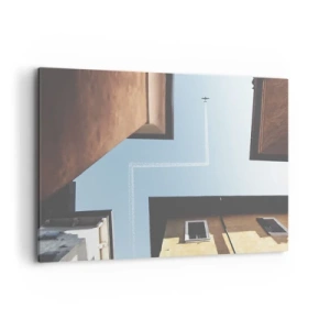 Bild auf Leinwand - Leinwandbild - Blick auf das Flugzeug und seine Spur am Himmel aus der Straßenperspektive - 120x80cm - Über dem Stadtlabyrinth - Moderne Wanddekoration für Wohnzimmer und Schlafzimmer ARTTOR