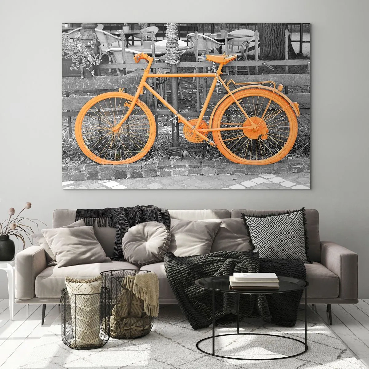 Glasbild - Bild auf glas - Eine Illustration eines orange lackierten Fahrrads vor einem schwarz-weißen Hintergrund. - 70x50cm - Geh, ich warte hier - Moderne Wanddekoration für Wohnzimmer und Schlafzimmer ARTTOR