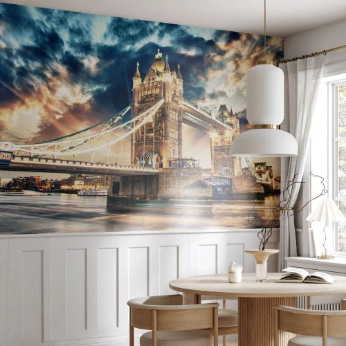 Fototapete Premium Sand - Tower Bridge in London in der Abenddämmerung - 100x70cm - Denkmal des viktorianischen Imperiums - Moderne Wanddekoration für Wohnzimmer und Schlafzimmer ARTTOR