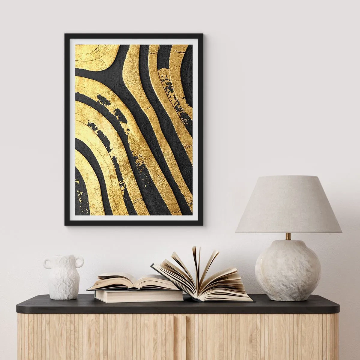 Poster in einem schwarzem Rahmen - Goldene Linien auf dunklem Hintergrund - 50x70cm - Alles fließt - Moderne Wanddekoration für Wohnzimmer und Schlafzimmer ARTTOR
