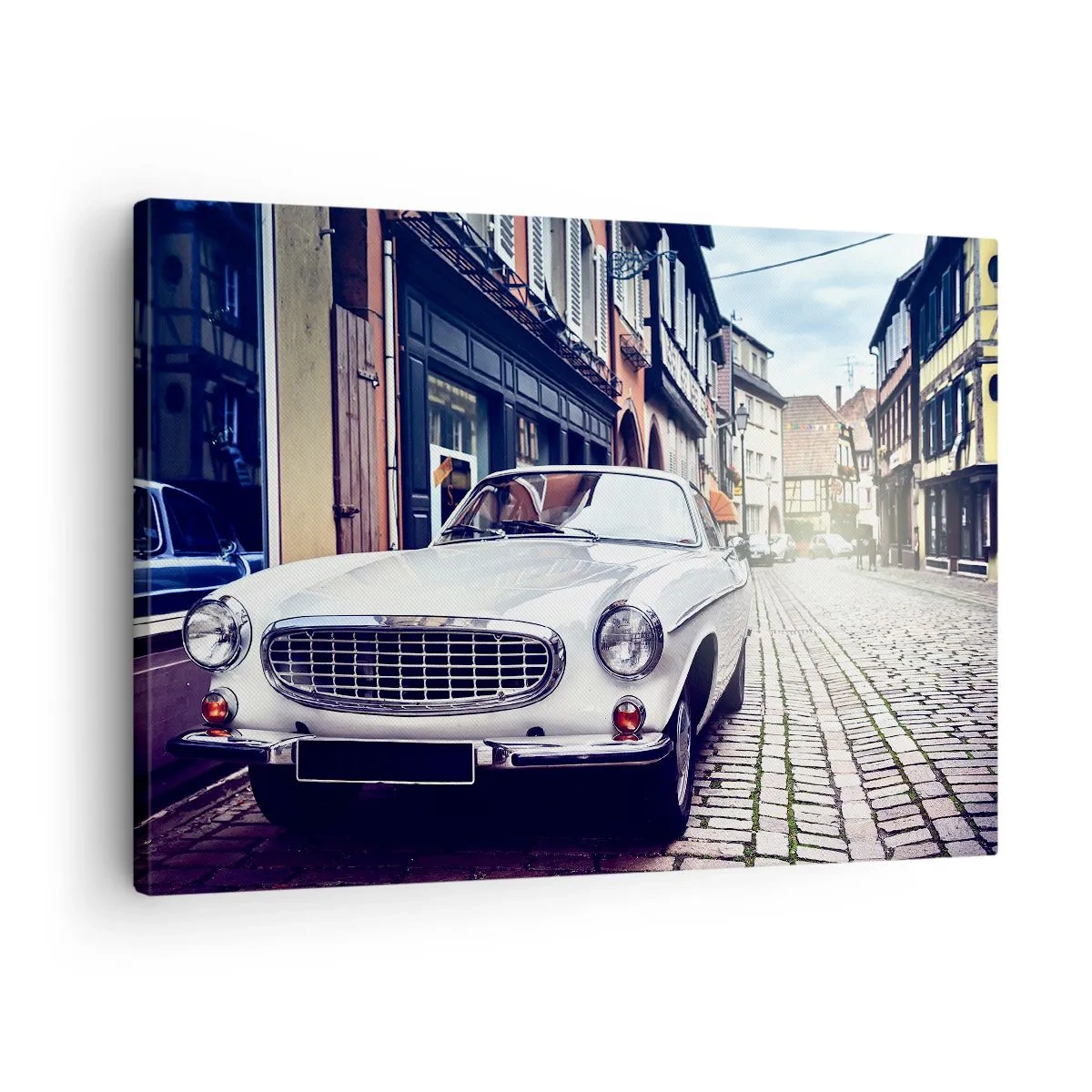 Bild auf Leinwand - Leinwandbild - Ein klassisches weißes Auto auf einer gepflasterten Stadtstraße - 70x50cm - Die Vergangenheit ist heute - Moderne Wanddekoration für Wohnzimmer und Schlafzimmer ARTTOR