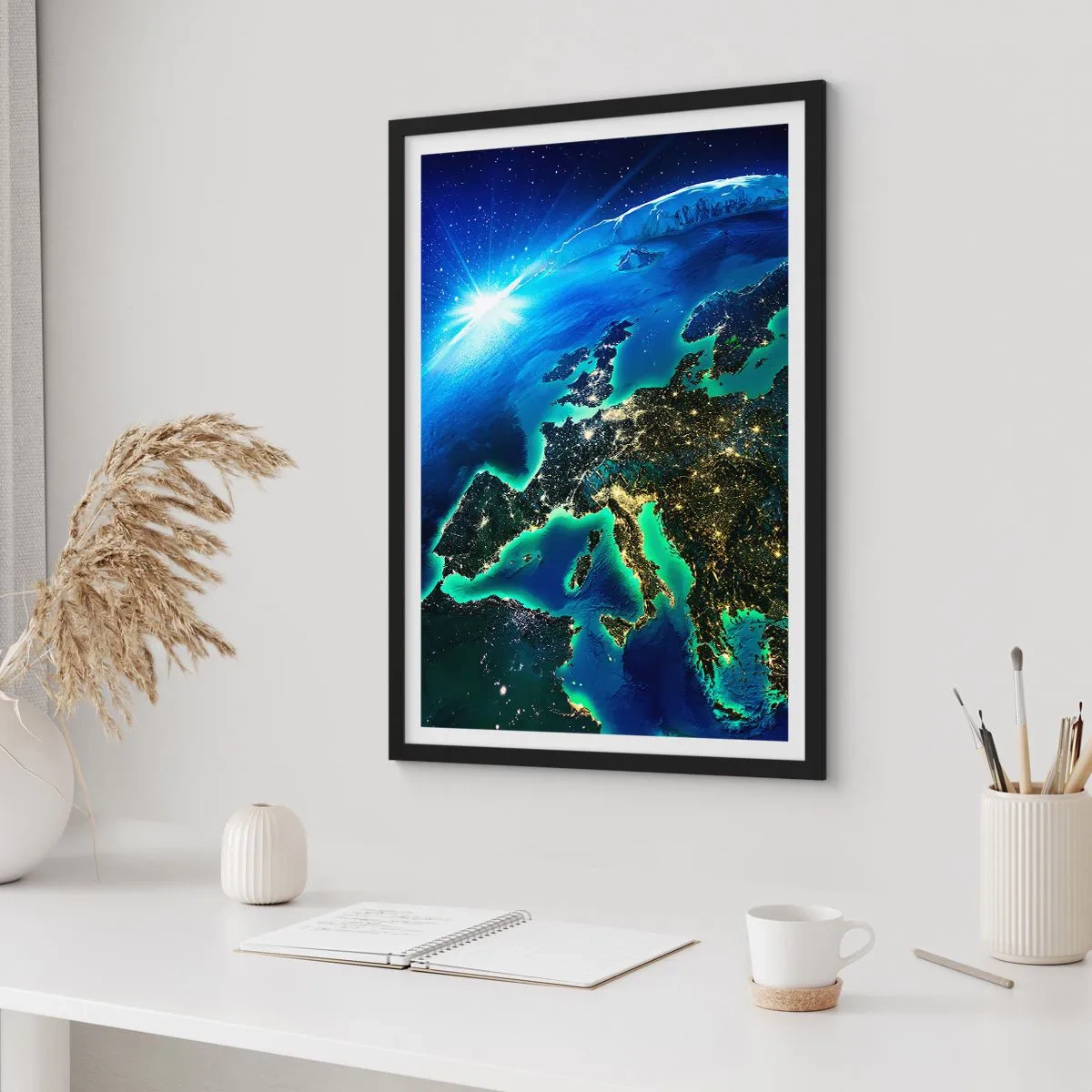 Poster in einem schwarzem Rahmen - Ein Blick auf Europa aus dem Weltraum, beleuchtet von Nachtlichtern. - 50x70cm - Funkelndes Europa - Moderne Wanddekoration für Wohnzimmer und Schlafzimmer ARTTOR