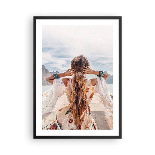 Poster in einem schwarzem Rahmen - Frau im Boho-Kleid mit Blick aufs Meer - 50x70cm - Auf dem Weg zum Glück - Moderne Wanddekoration für Wohnzimmer und Schlafzimmer ARTTOR