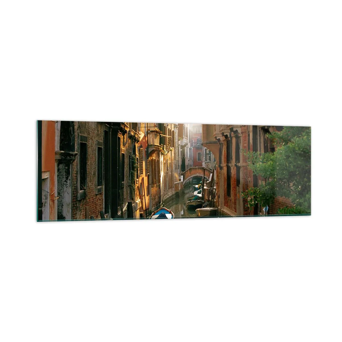 Glasbild - Bild auf glas - Ein malerischer Kanal in Venedig mit Booten und einer Brücke - 160x50cm - In einer venezianischen Gasse - Moderne Wanddekoration für Wohnzimmer und Schlafzimmer ARTTOR