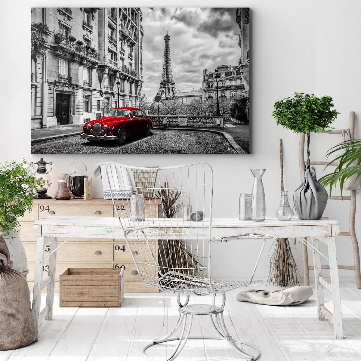 Bild auf Leinwand - Leinwandbild - Ein rotes Auto mit dem Eiffelturm im Hintergrund in einer schwarz-weißen Umgebung - 70x50cm - Raubtier in der Stadt - Moderne Wanddekoration für Wohnzimmer und Schlafzimmer ARTTOR