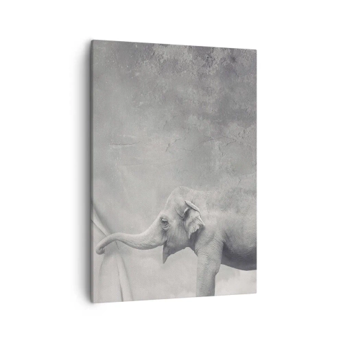 Bild auf Leinwand - Leinwandbild - Ein Elefant, der in einer surrealen Schwarzweißaufnahme den Vorhang zurückzieht - 50x70cm - Enthülle das Geheimnis - Moderne Wanddekoration für Wohnzimmer und Schlafzimmer ARTTOR