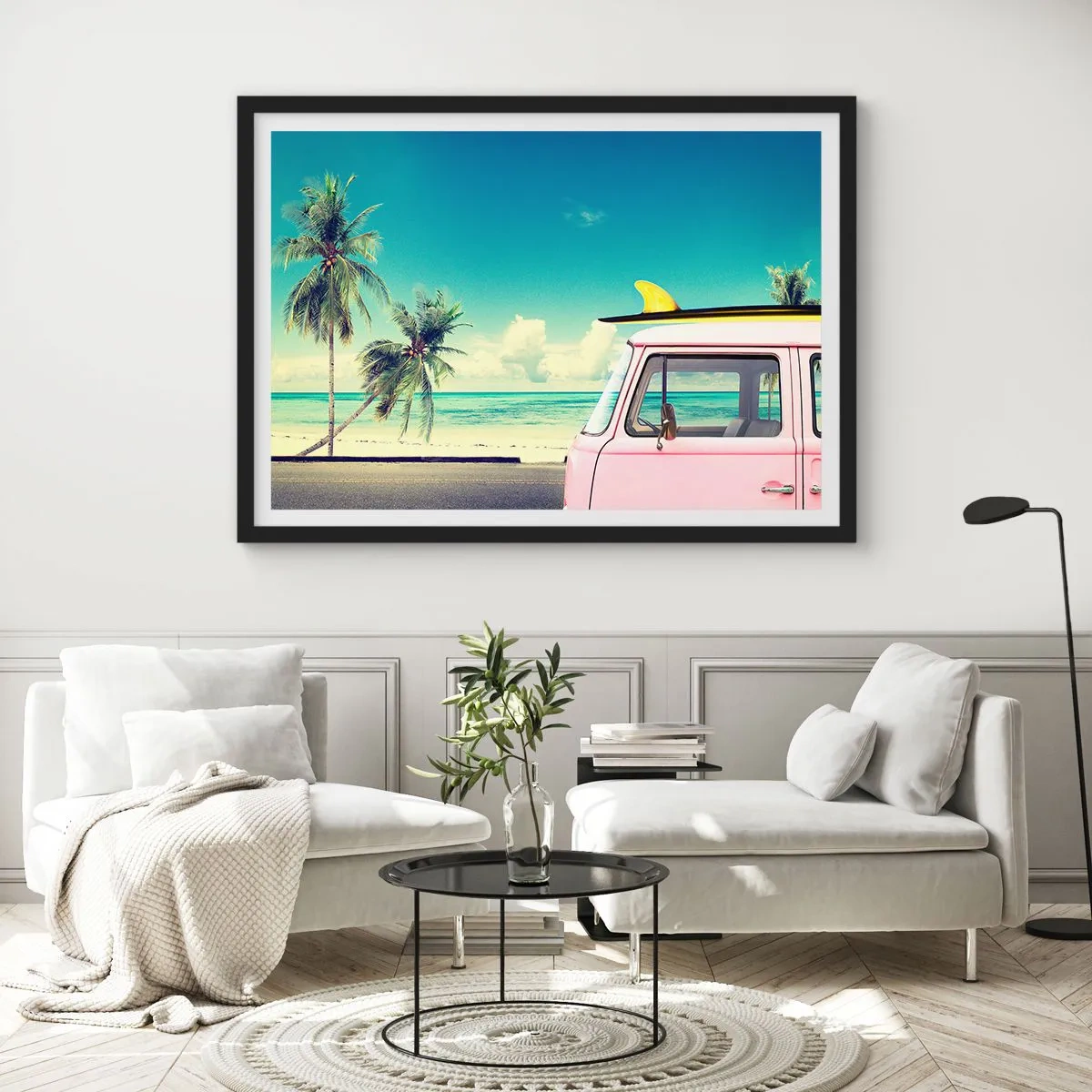 Poster in einem schwarzem Rahmen - Ein rosafarbener Van mit einem Surfbrett vor einem tropischen Strand. - 70x50cm - Zeit um in die Ferien zu starten - Moderne Wanddekoration für Wohnzimmer und Schlafzimmer ARTTOR
