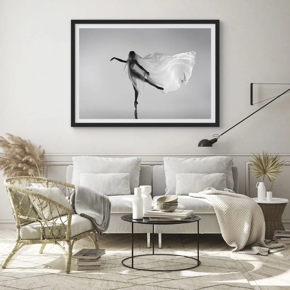 Poster in einem schwarzem Rahmen - Eine Tänzerin in ätherischer Pose mit fließendem Stoff - 70x50cm - Leichtigkeit und Anmut - Moderne Wanddekoration für Wohnzimmer und Schlafzimmer ARTTOR
