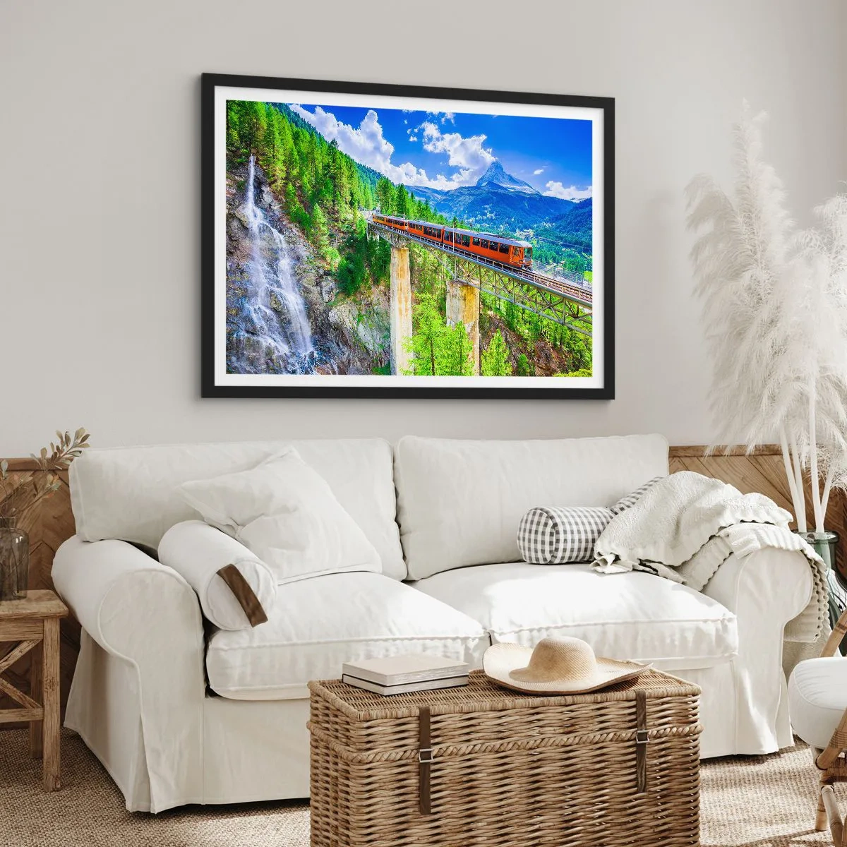 Poster in einem schwarzem Rahmen - Eine Achterbahn auf einer Brücke mit Blick auf einen Wasserfall und Berge - 70x50cm - Jetzt sind Alpen dran - Moderne Wanddekoration für Wohnzimmer und Schlafzimmer ARTTOR