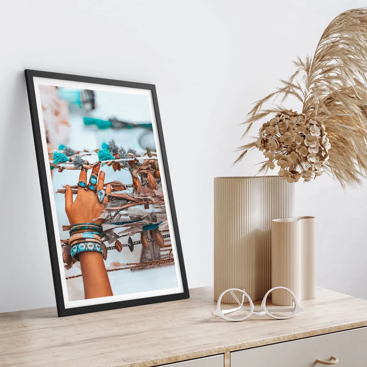 Poster in einem schwarzem Rahmen - Eine mit Schmuck geschmückte Hand vor einem Boho-Hintergrund - 50x70cm - Lokale Schätze - Moderne Wanddekoration für Wohnzimmer und Schlafzimmer ARTTOR